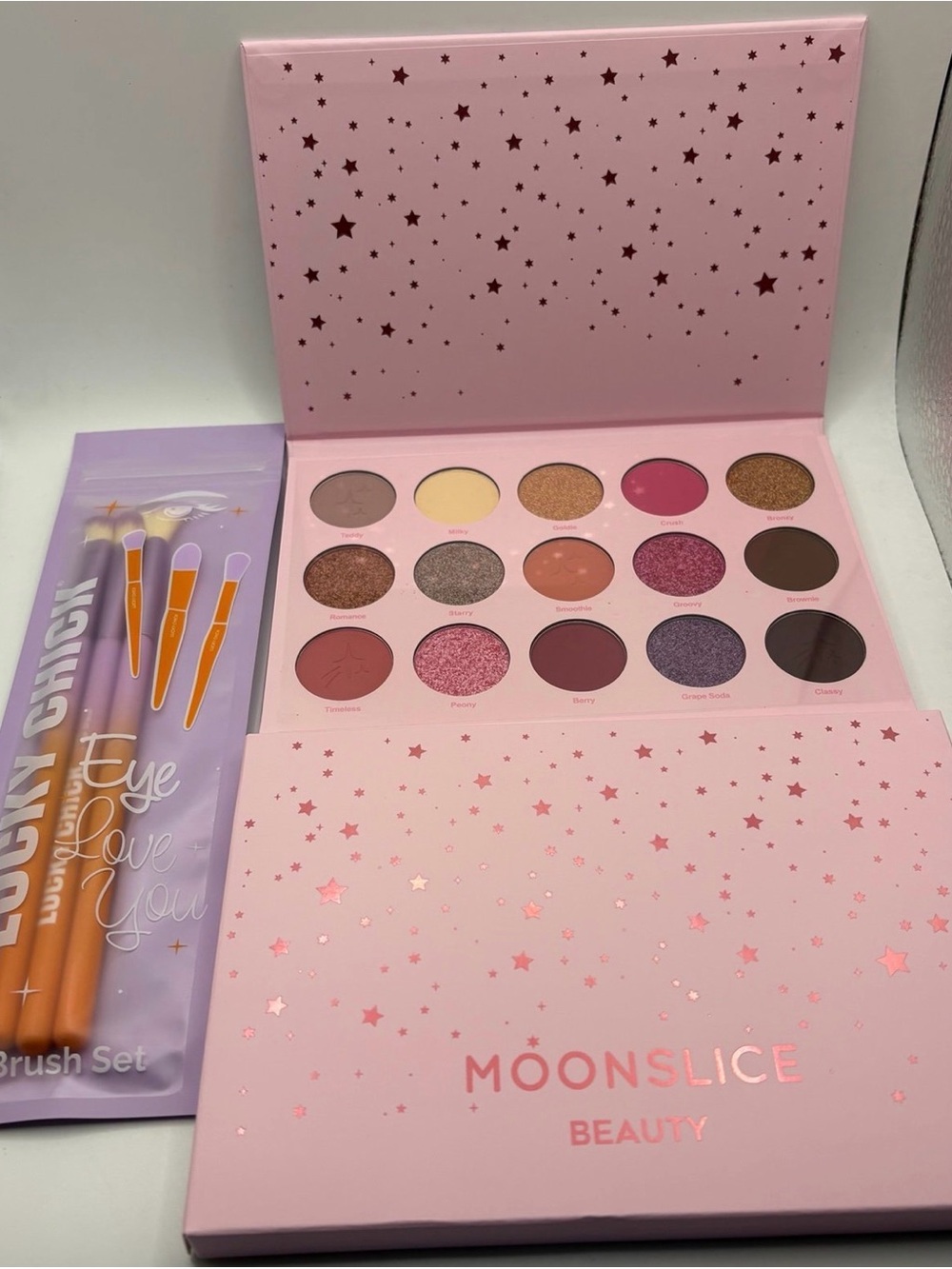 Pink Eyeshadow Palette – 15-Color Rose & Nude Mix and brushes